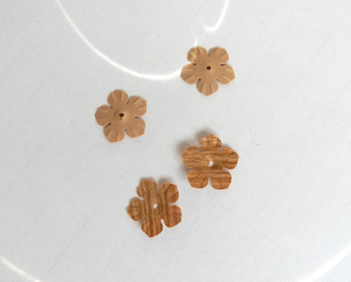 Plastový květ našívací