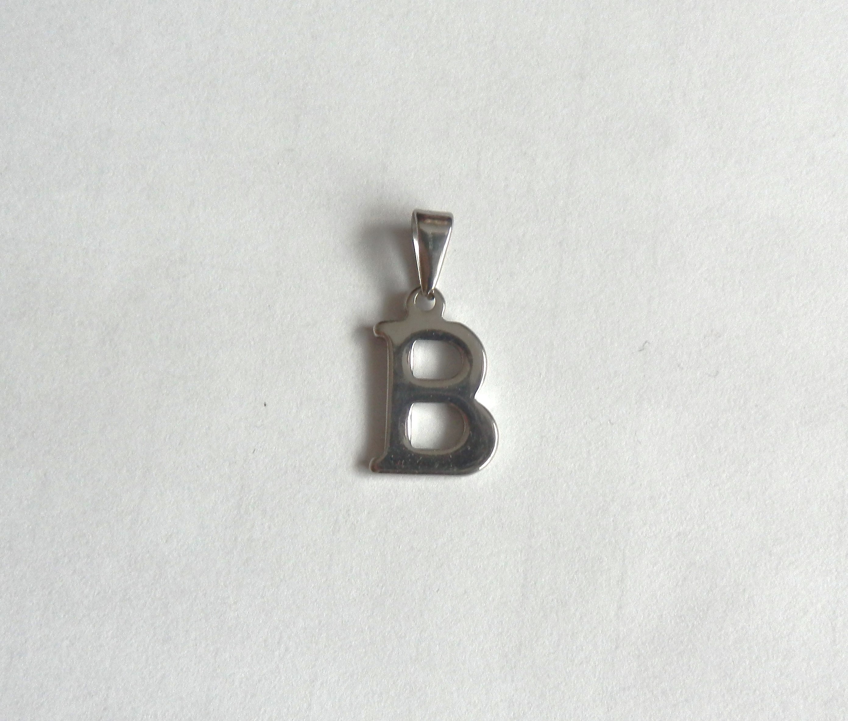 Ocelový přívěsek písmeno B