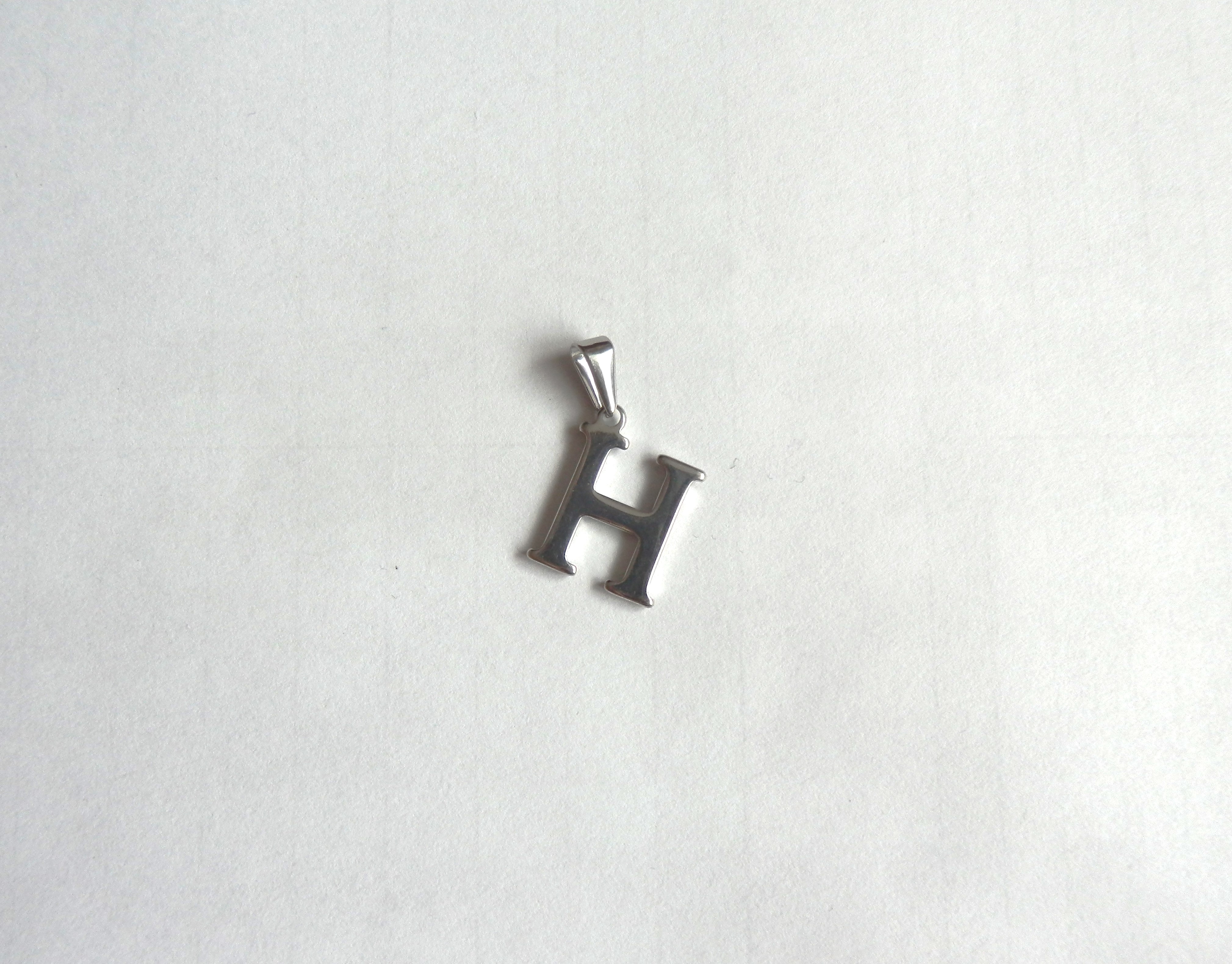 Ocelový přívěsek písmeno H