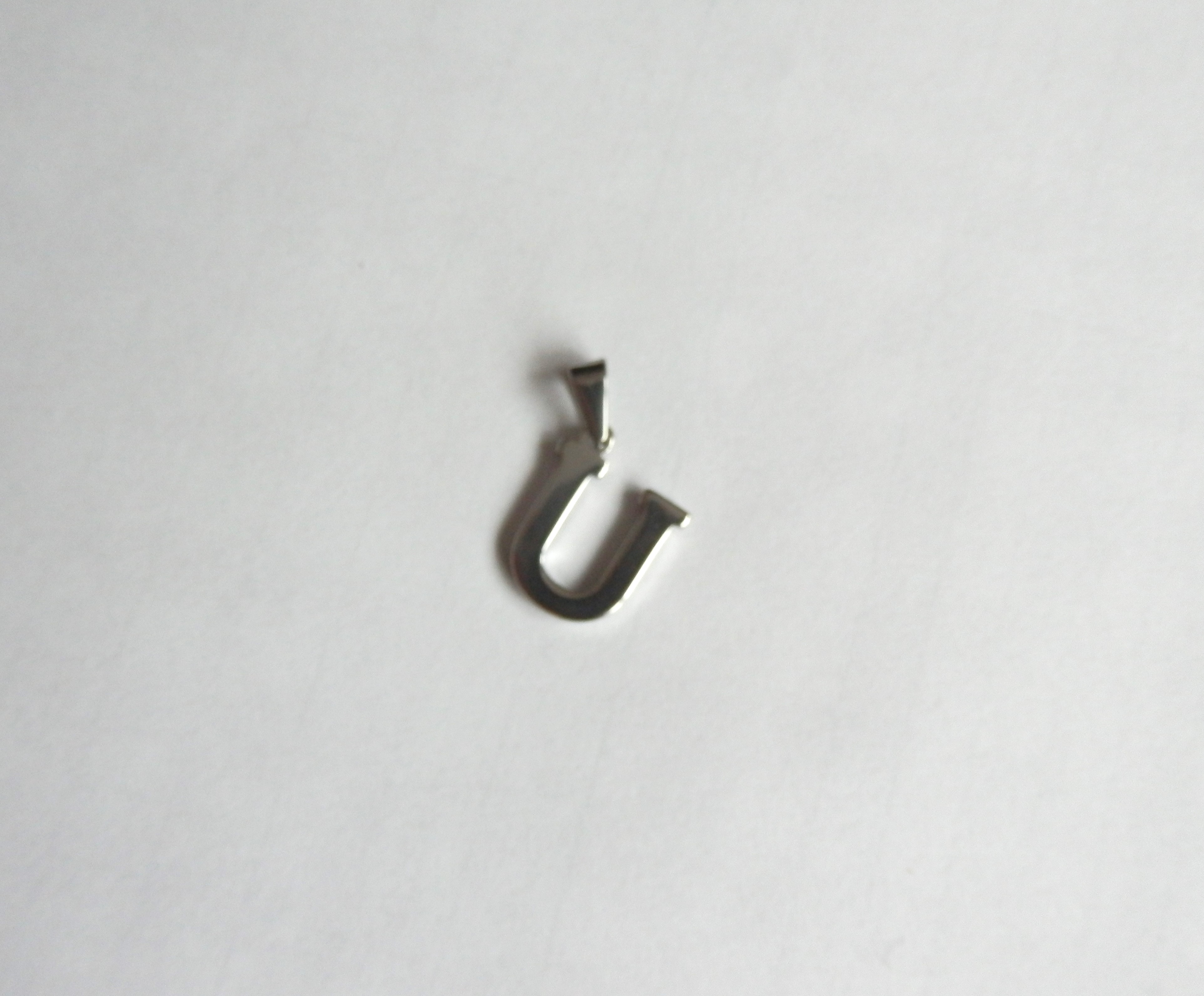 Ocelový přívěsek písmeno U