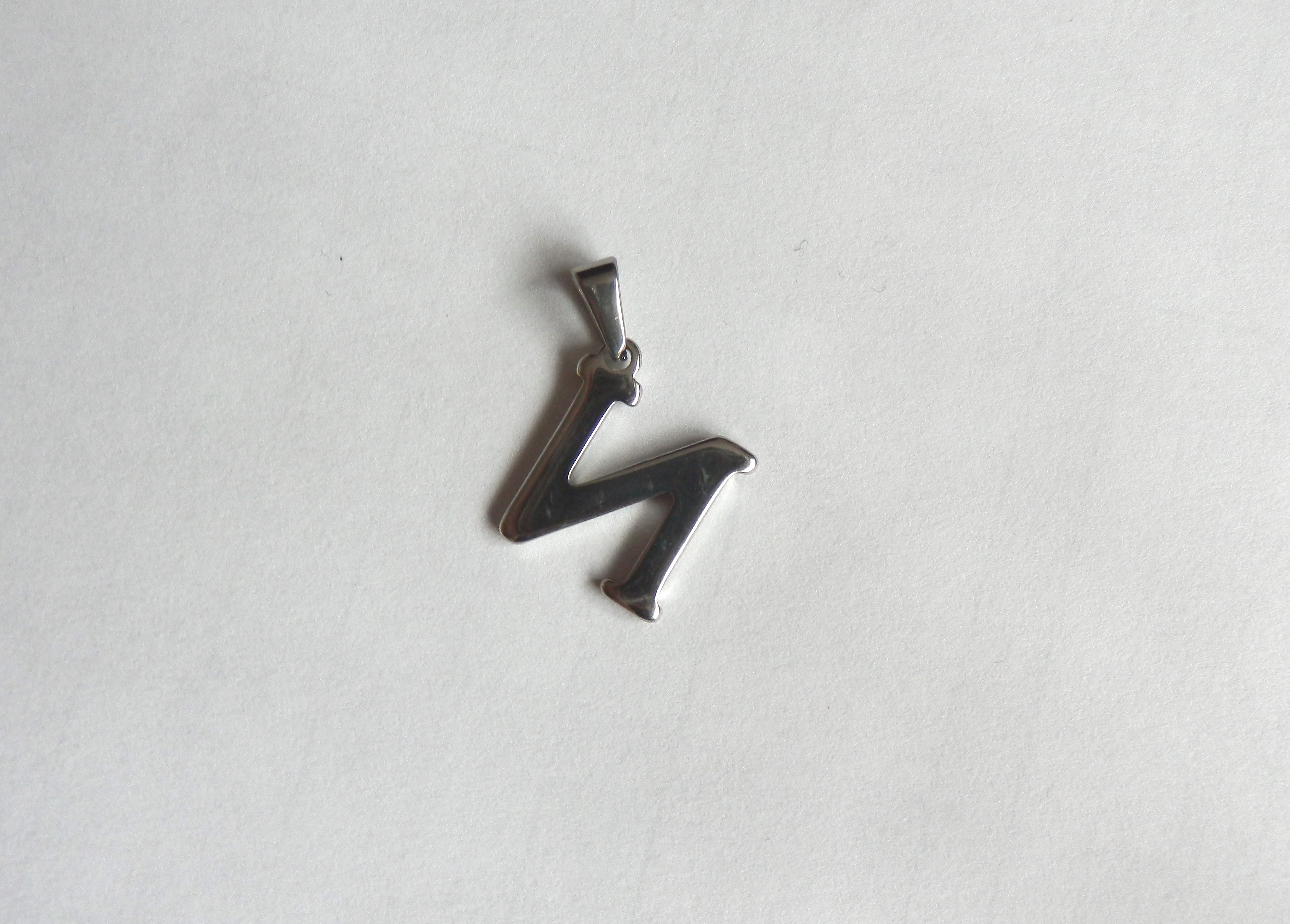 Ocelový přívěsek písmeno N