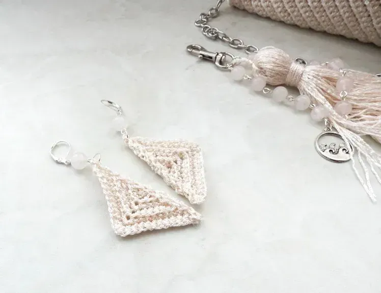 Háčkované náušnice trojúhelník bílé z kolekce "GALA" 