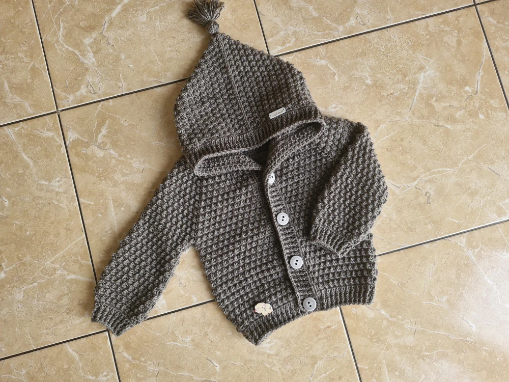 Háčkovaný svetřík s kapucí (2-3 roky)