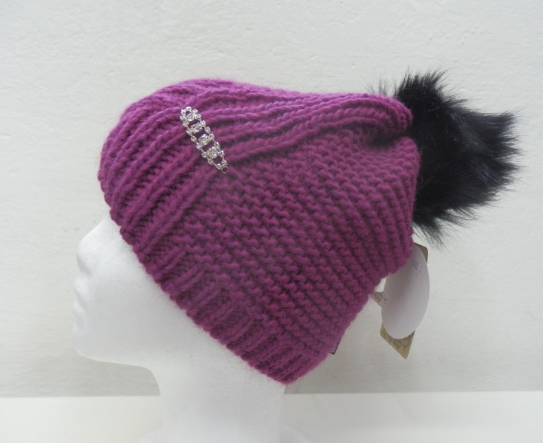 Dámská čepice CAPU s chlupatou bambulí