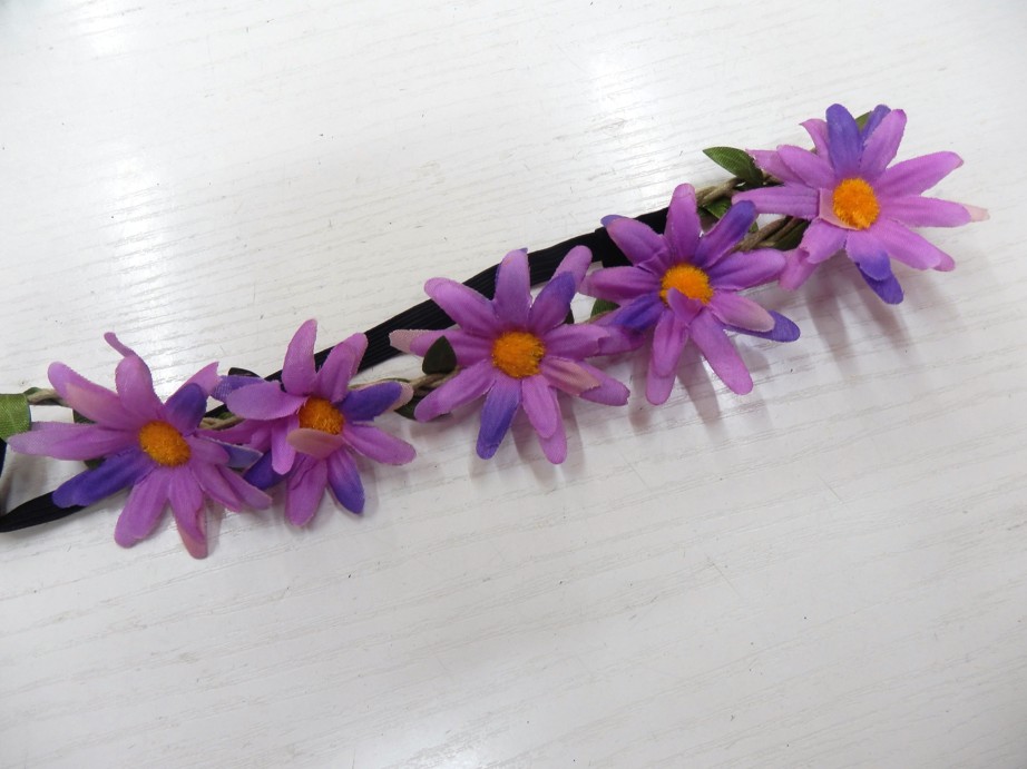 Pružná čelenka do vlasů s květy fialová