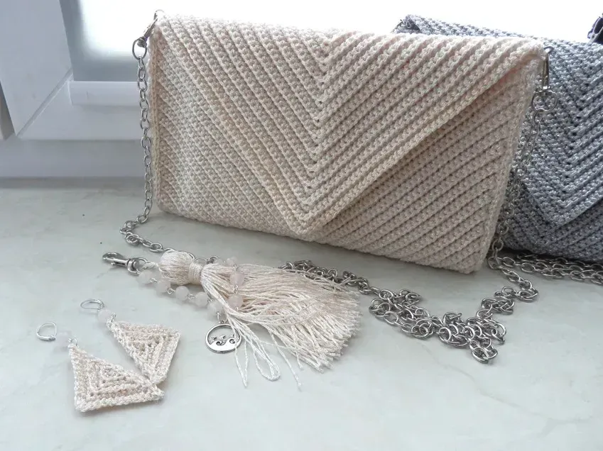 Háčkované náušnice trojúhelník bílé z kolekce "GALA" 