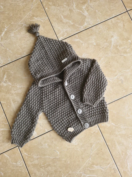 Háčkovaný svetřík s kapucí (2-3 roky)