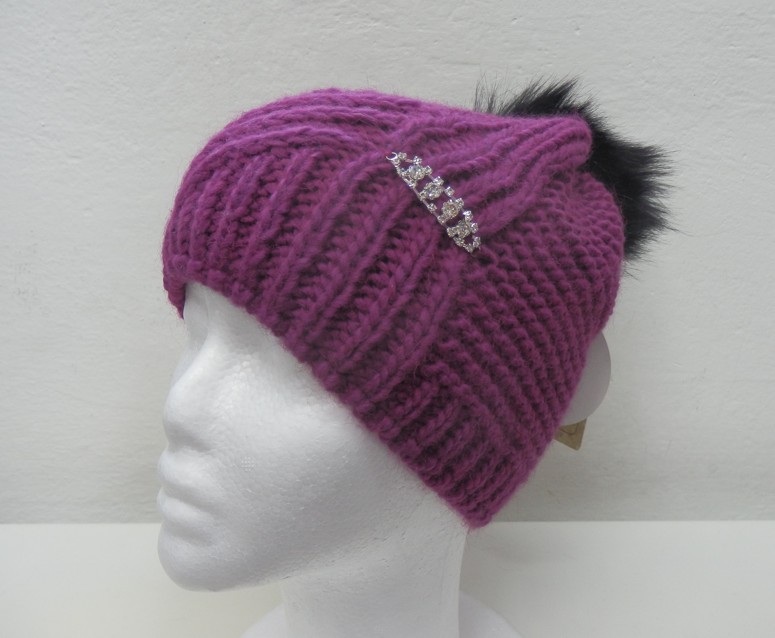 Dámská čepice CAPU s chlupatou bambulí