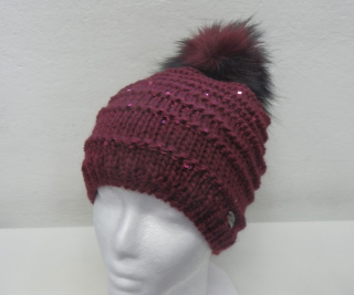 Dámská čepice CAPU s chlupatou bambulí vínová